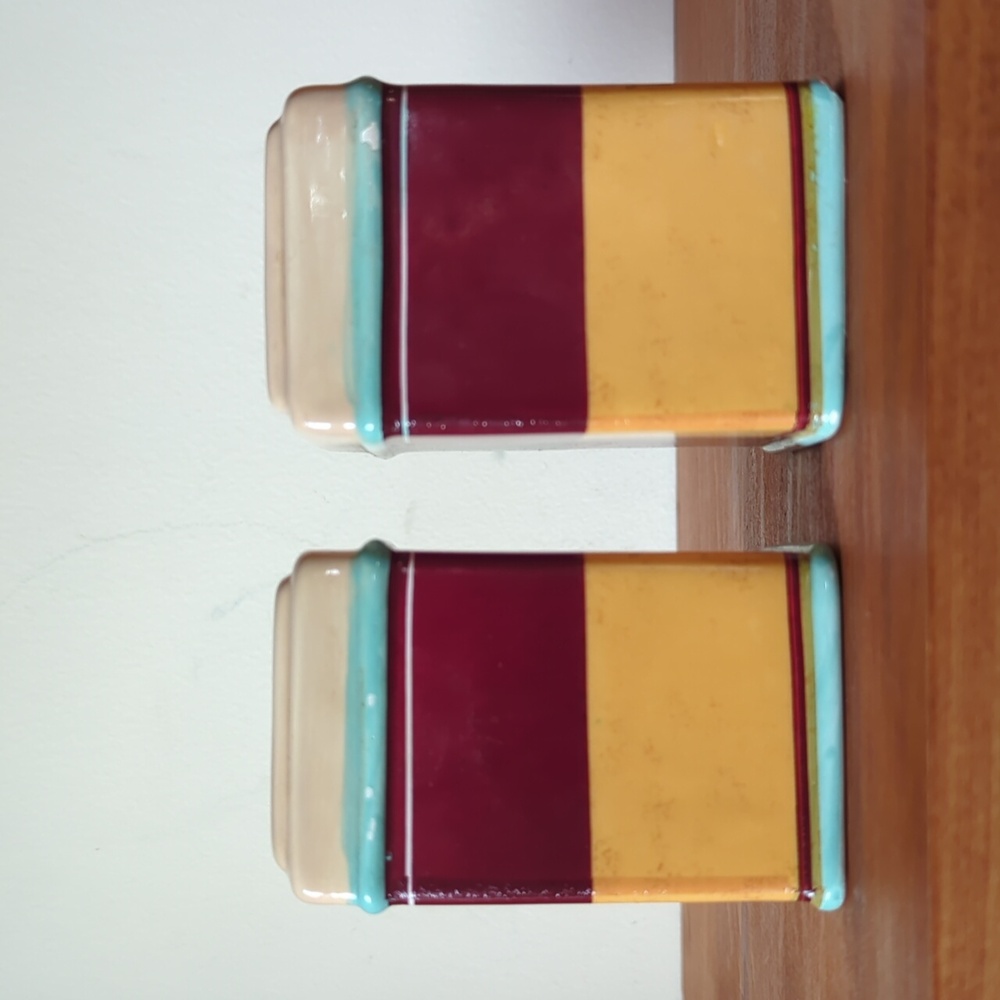 Retro Red And Blue Ketchup And Spice Salt And Pepper Shakers - Picture 3 of 11